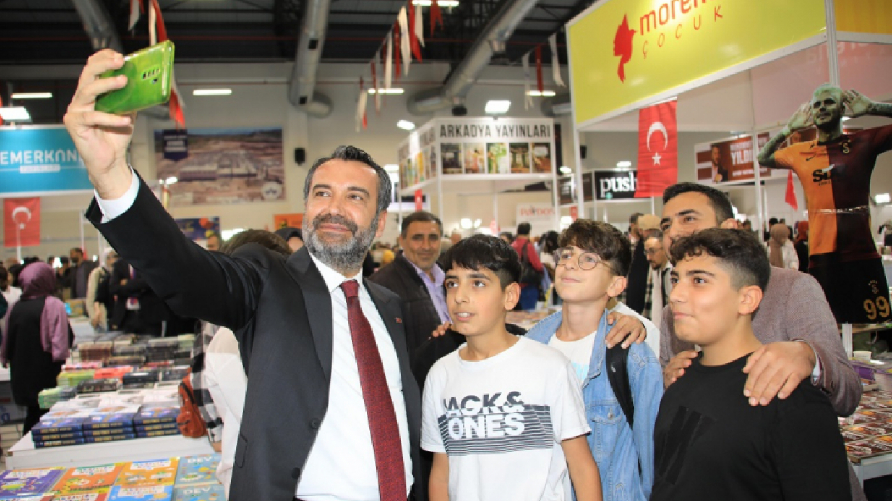 Başkan Şerifoğulları'na, Kitap Fuarı'nda Yoğun İlgi
