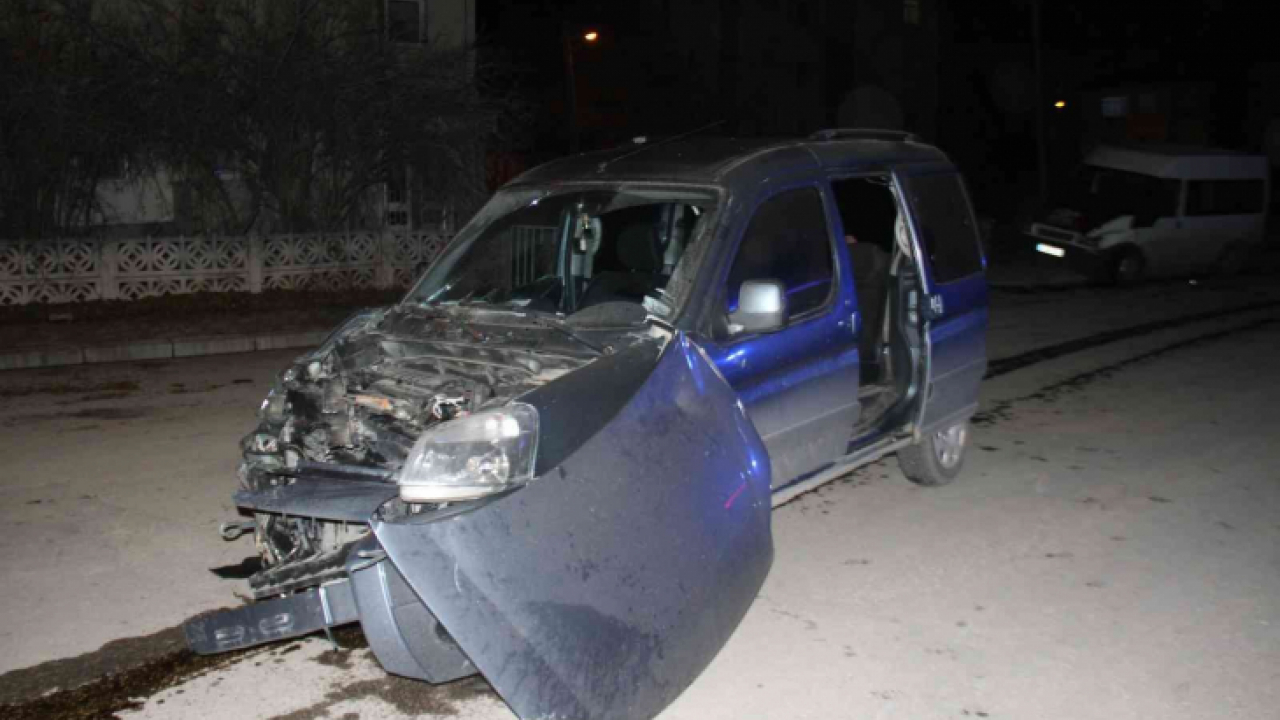 Elazığ'da minibüs ile hafif ticari araç çarpıştı: 7 yaralı