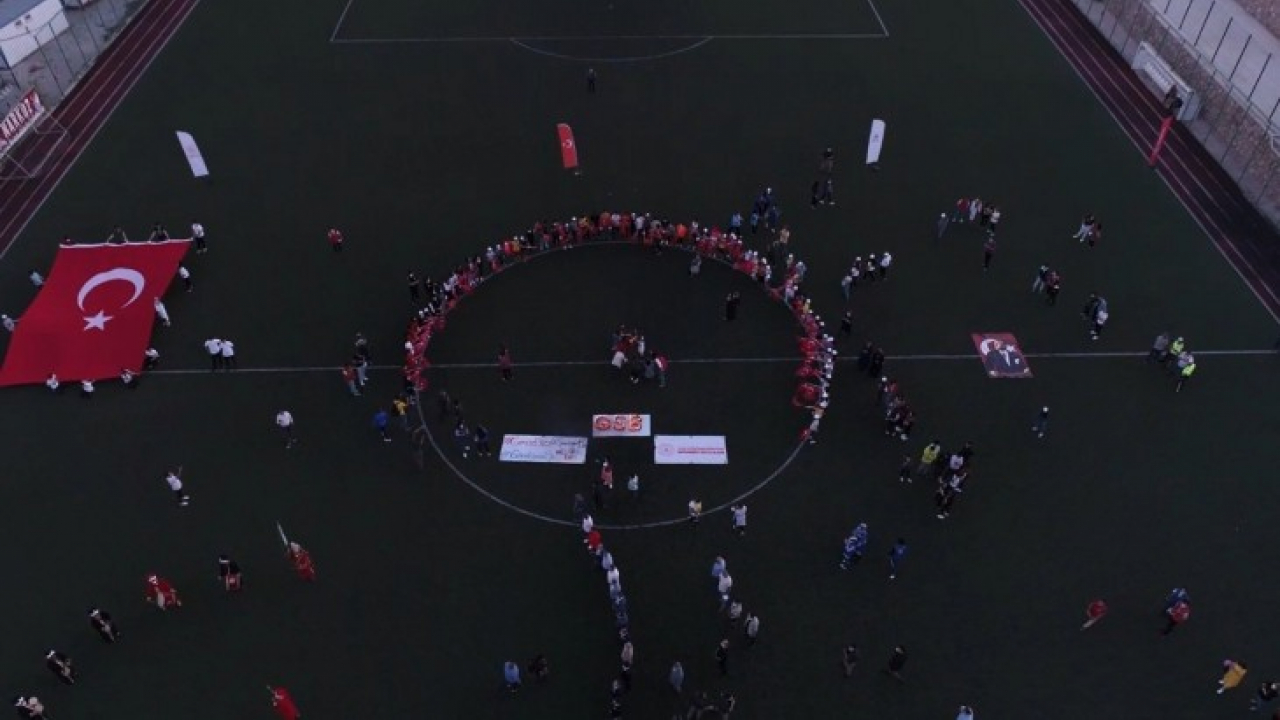 Elazığ'da gençlerden 'Meşaleli Ay Yıldızlı' 19 Mayıs kutlaması