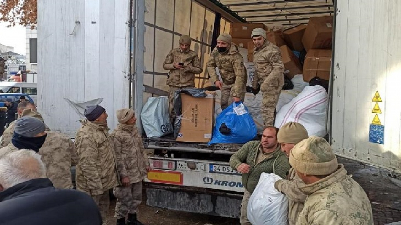 Jandarma, depremin yaralarını sarmak için gece gündüz çalışıyor