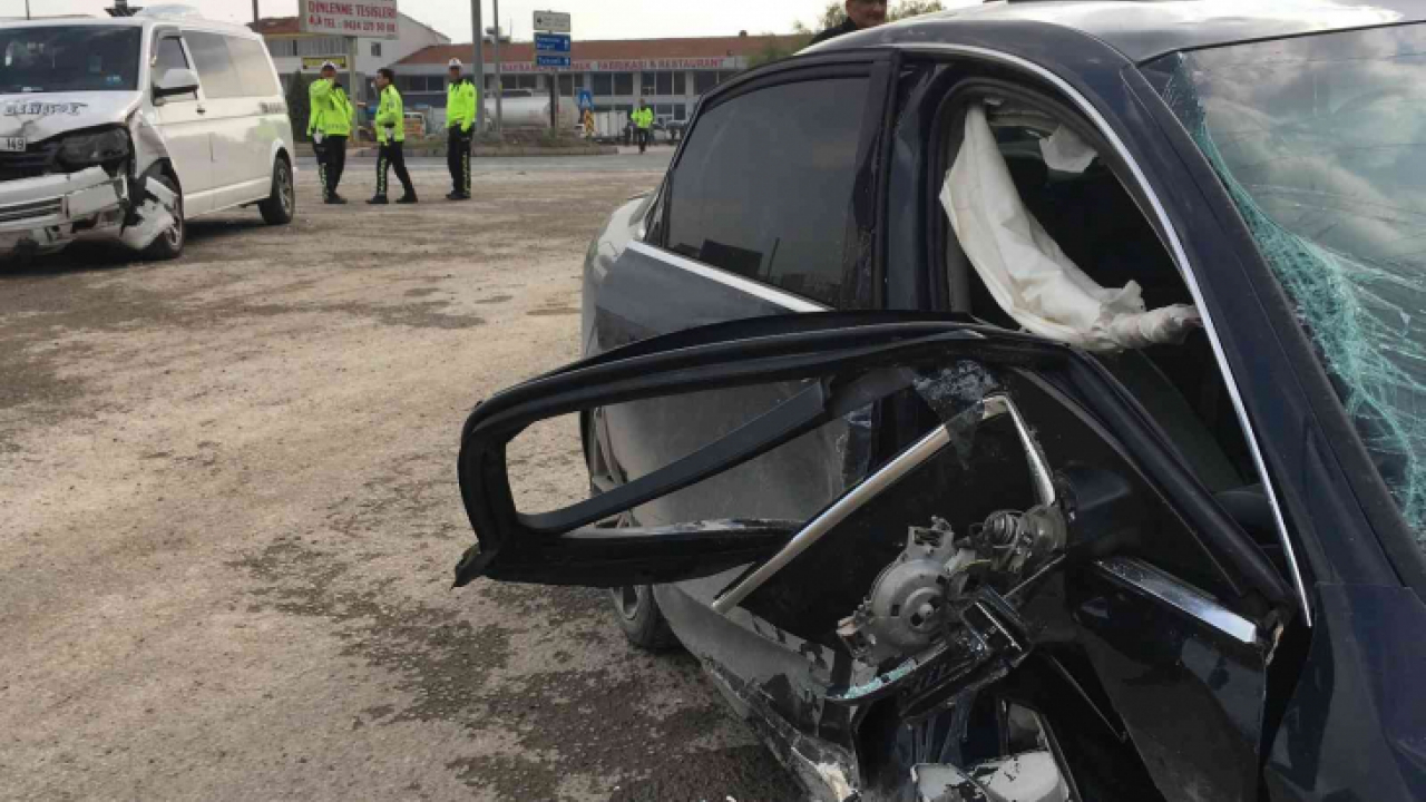 Elazığ'da iki araç çarpıştı: 5 yaralı