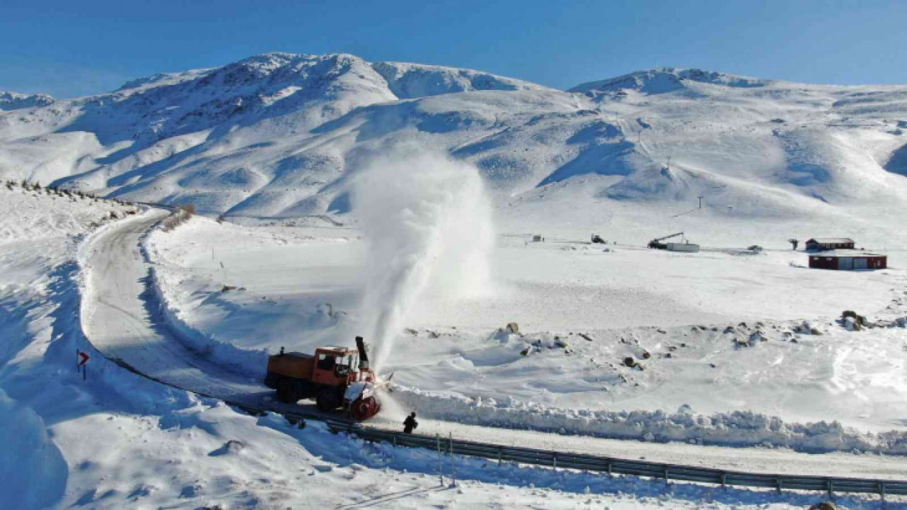 Elazığ'da kapalı köy yollarının 520'si açıldı