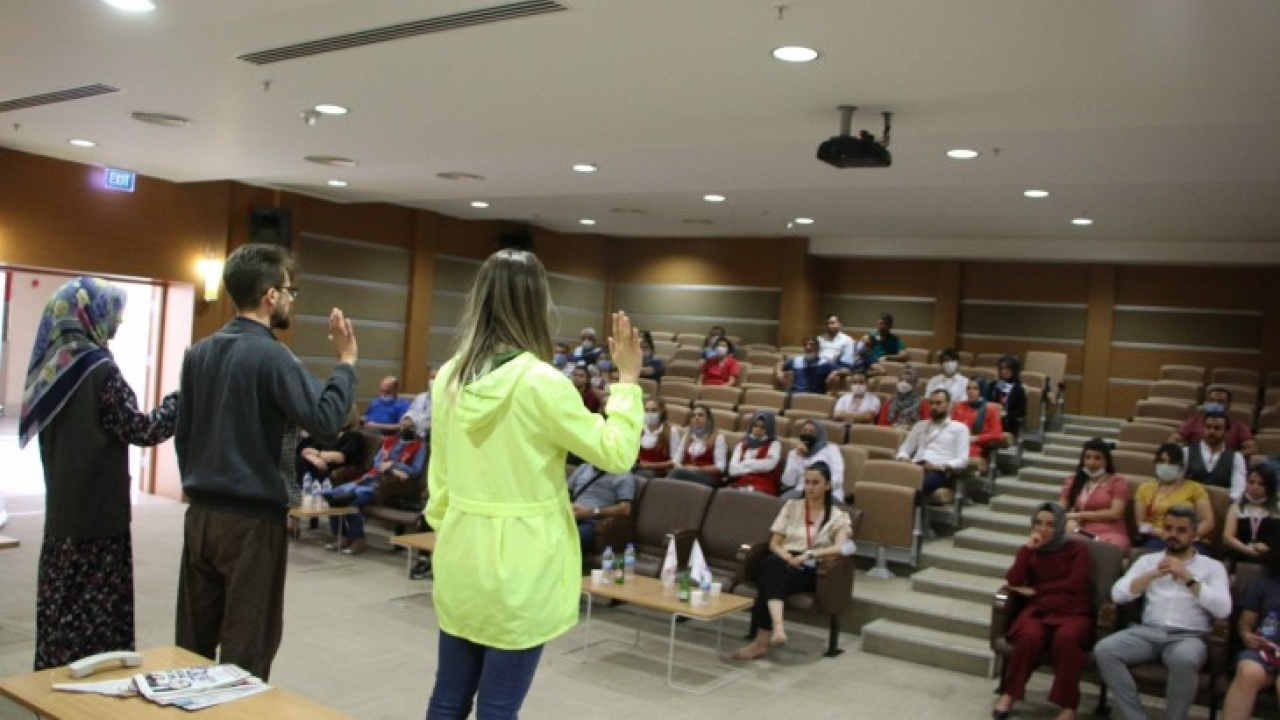 Elazığ'da sağlık çalışanlarına yönelik 'Hayatlarımız Sallanmasın' adlı tiyatro etkinliği düzenlendi