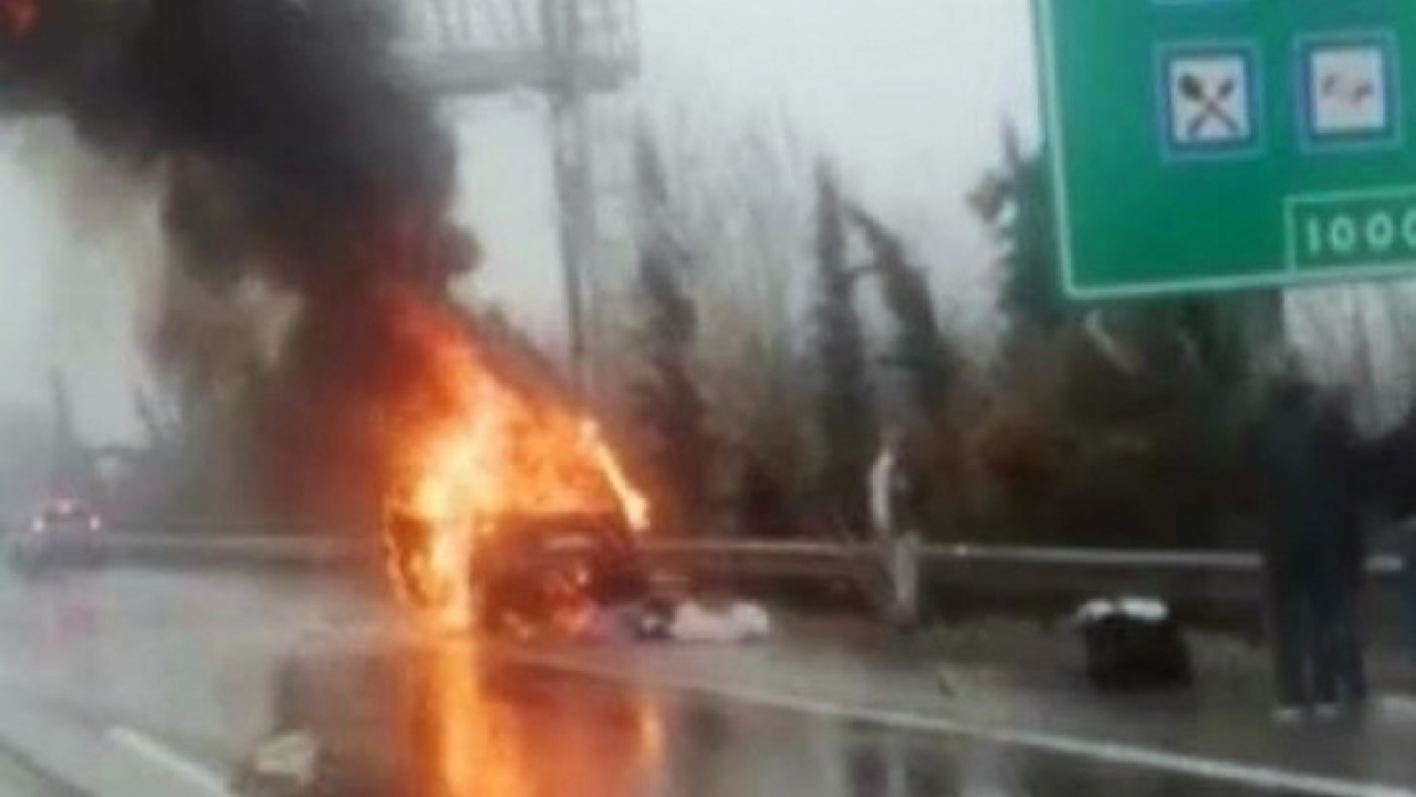 Seyir halindeki otomobil TEM Otoyolunda alev topuna döndü