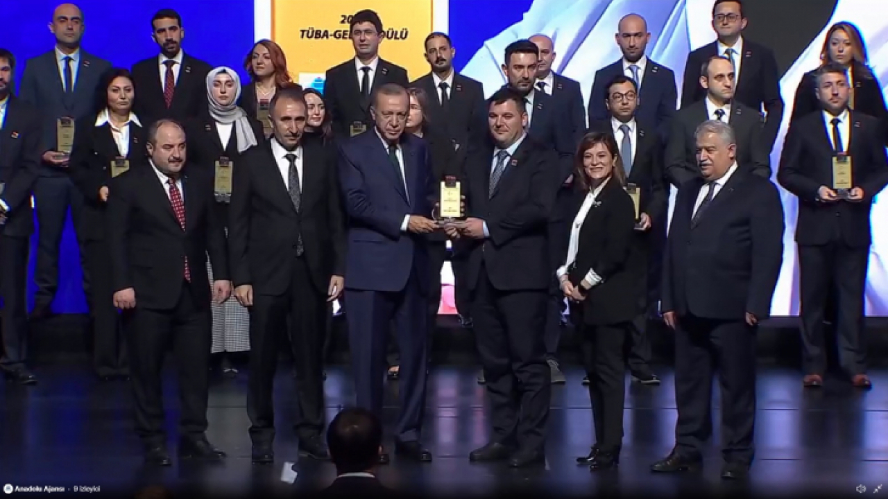 Cumhurbaşkanı Erdoğan, F.Ü Akademisyenlerine ödüllerini verdi