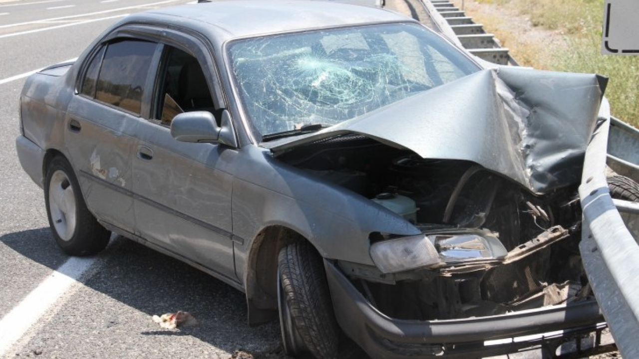 Hafif ticari araç ile çarpışan otomobil bariyerlere saplandı: 5 yaralı