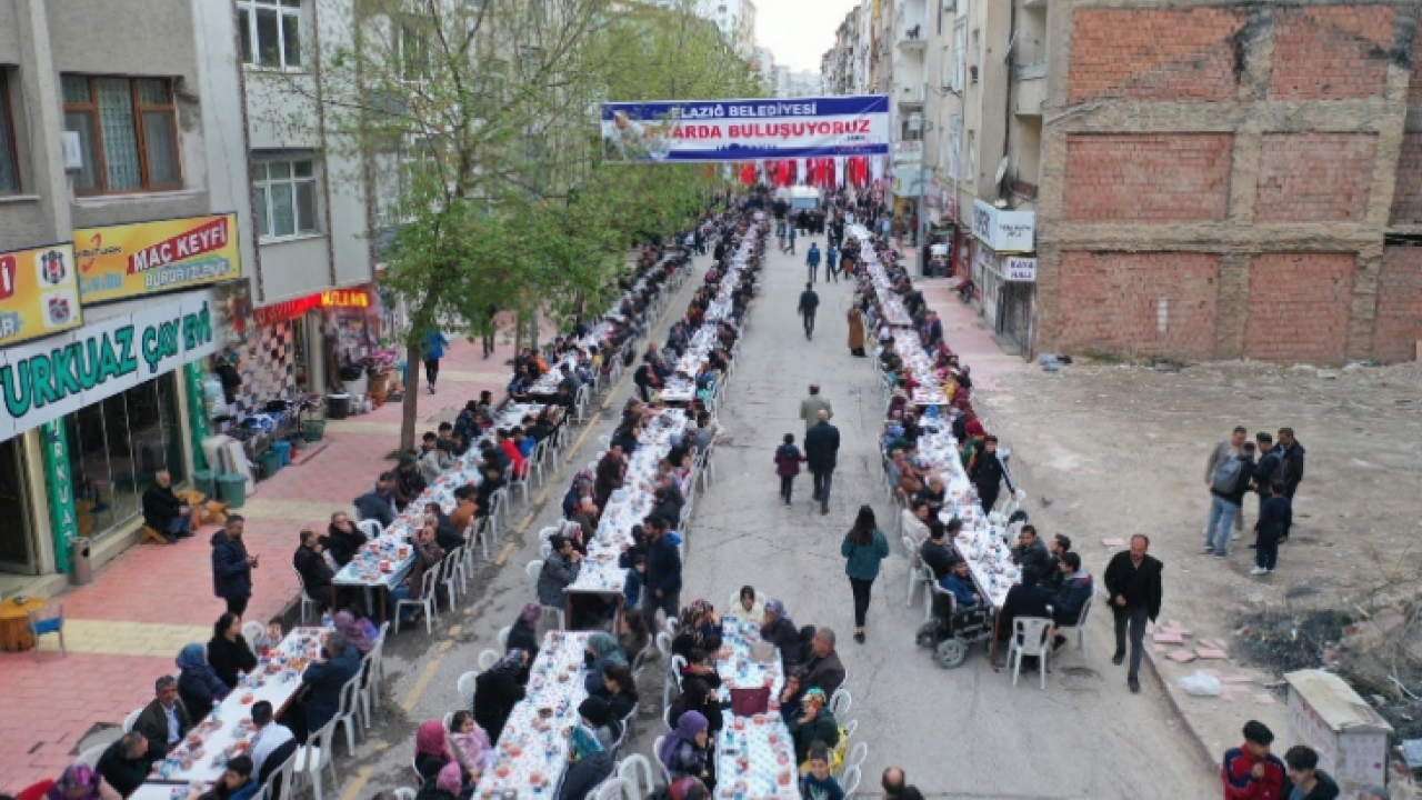 Elazığ'da Binlerce Vatandaşın Katılımıyla İftar Programı Düzenlendi