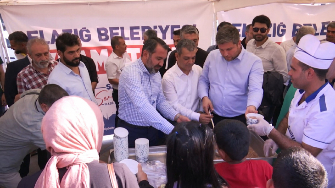 Elazığ Belediyesi'nden Vatandaşlara Aşure İkramı