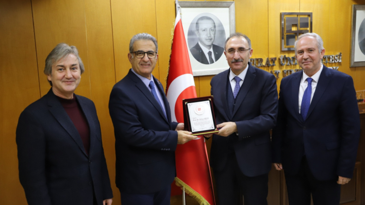Rektör Prof. Dr. Göktaş, ödül alan Prof. Dr. Kılıç'a teşekkür plaketi takdim etti