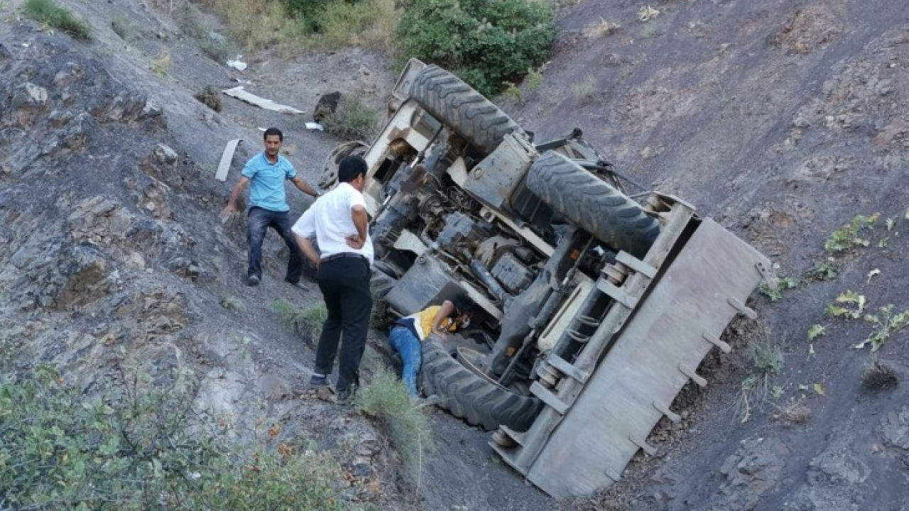 Freni patlayan iş makinesi uçurumdan uçtu: 1 ölü