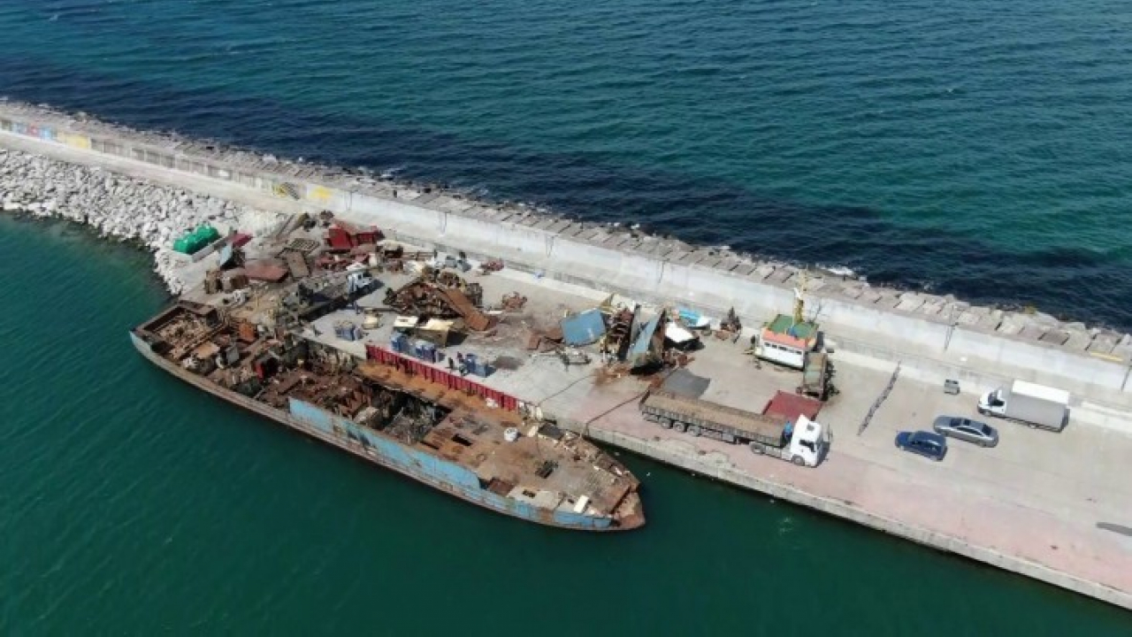 Şile'de yanan yük gemisi parçalara ayrılıyor