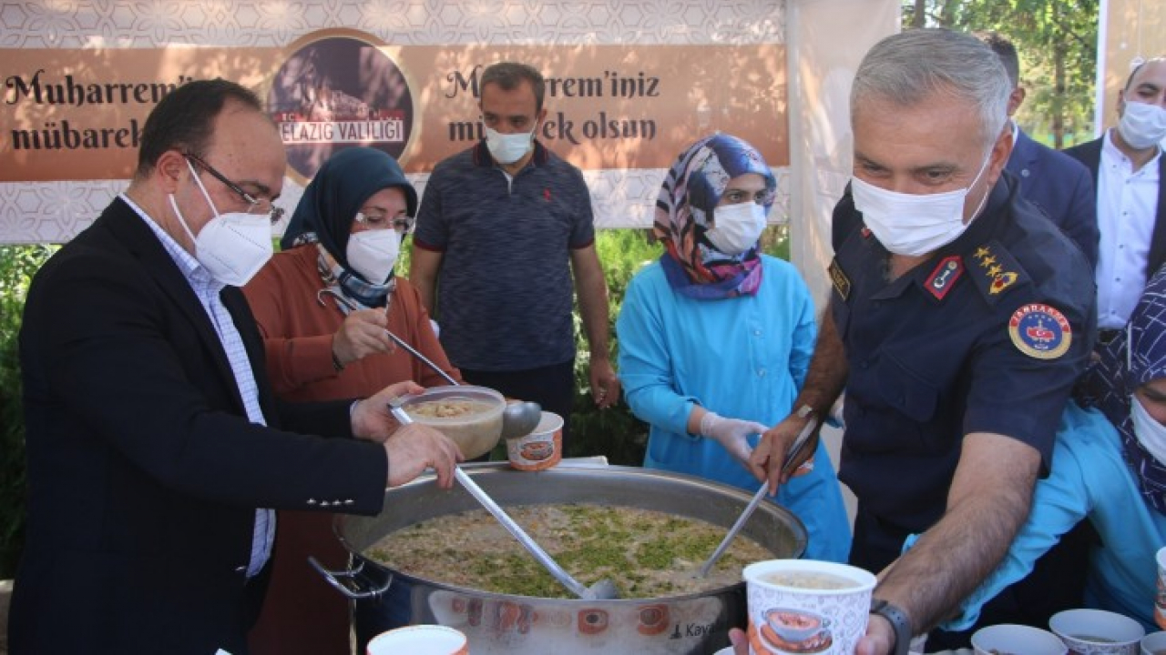 Vali Yırık, konteyner kentte kalan vatandaşlara aşure ikramında bulundu