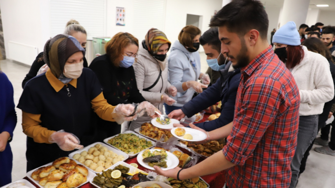 F.Ü Kadın Kolları, kütüphanede sınavlara çalışan öğrencilere ikramda bulundu