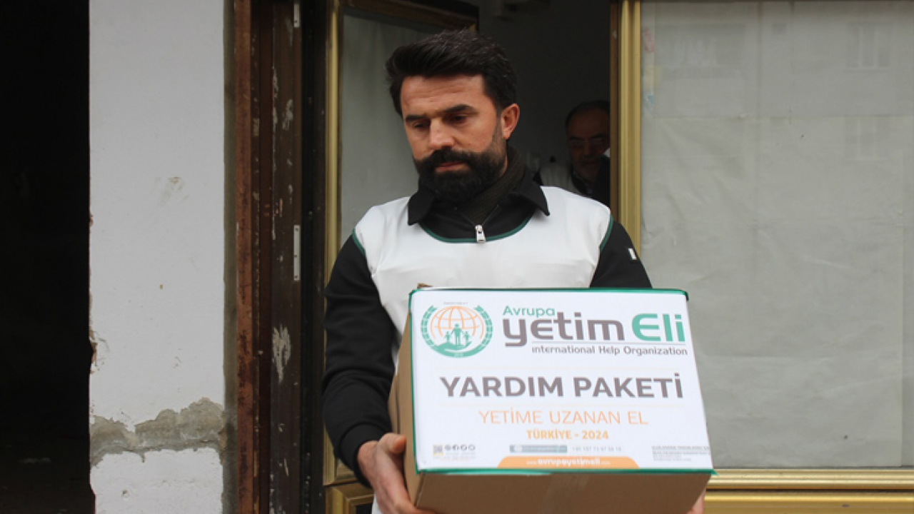 Uluslararası yardım kuruluşu Yetimeli Derneği Kovancılar'da gıda kolisi dağıttı