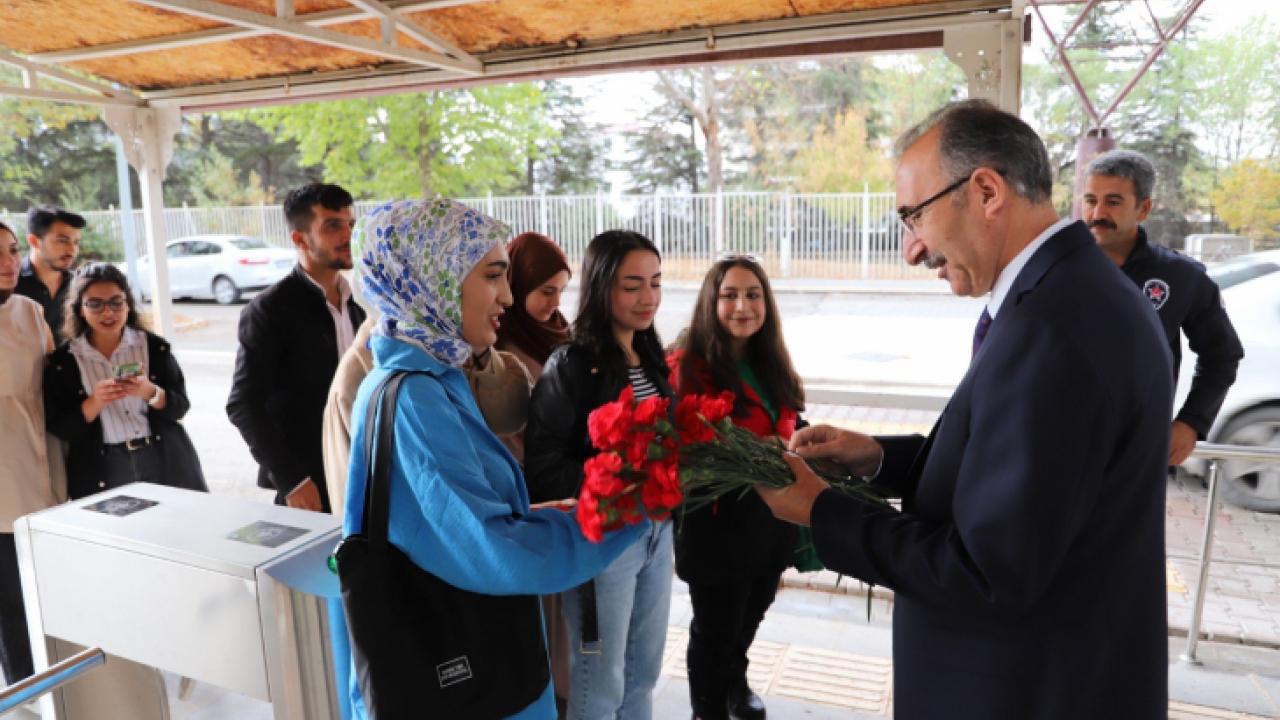 Rektör Göktaş, öğrencileri çiçekle karşıladı