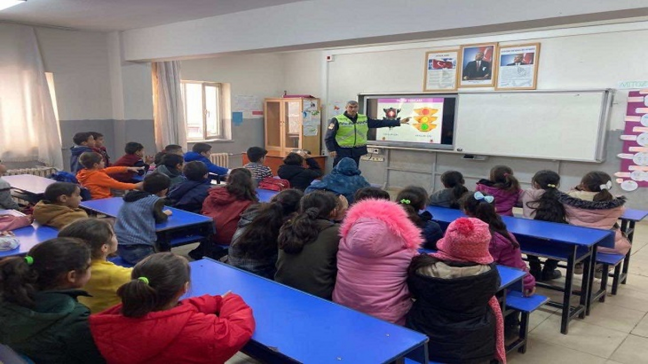 Jandarma'dan öğrencilere yönelik eğitim semineri