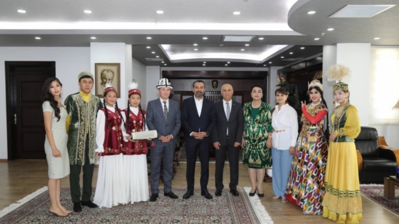Kazakistan, Kırgızistan ve Özbekistan sanat toplulukları Başkan Şerifoğulları ile bir araya geldi