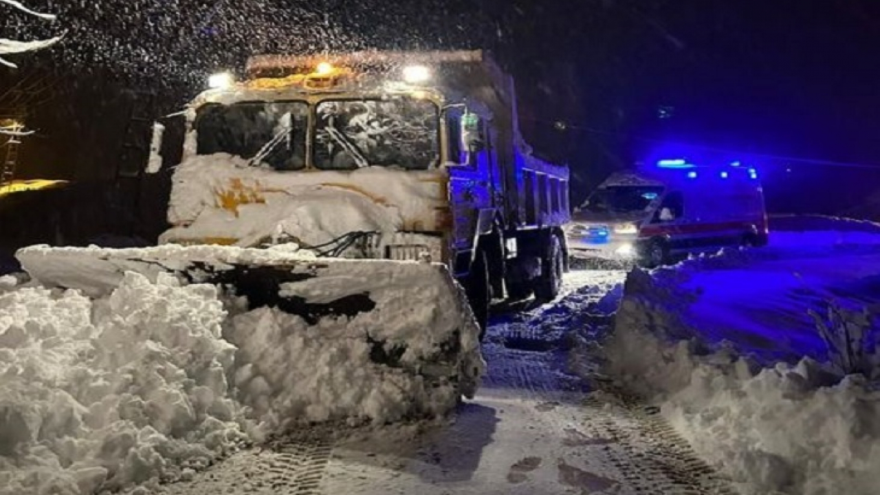 Kar nedeniyle yolu kapanan köydeki hasta, ekiplerin çalışması sonucu hastaneye kaldırıldı