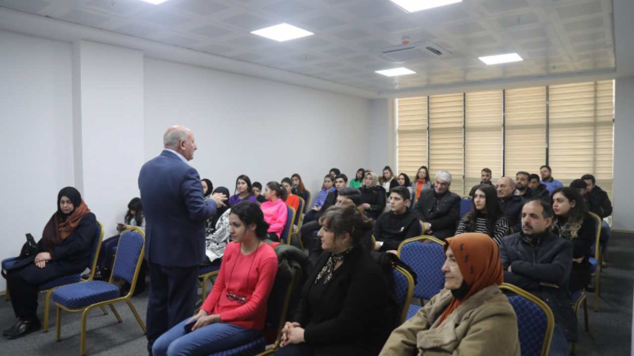 Yazarlık Atölyesi'ne Katılan Kursiyerlere Katılım Belgeleri Verildi