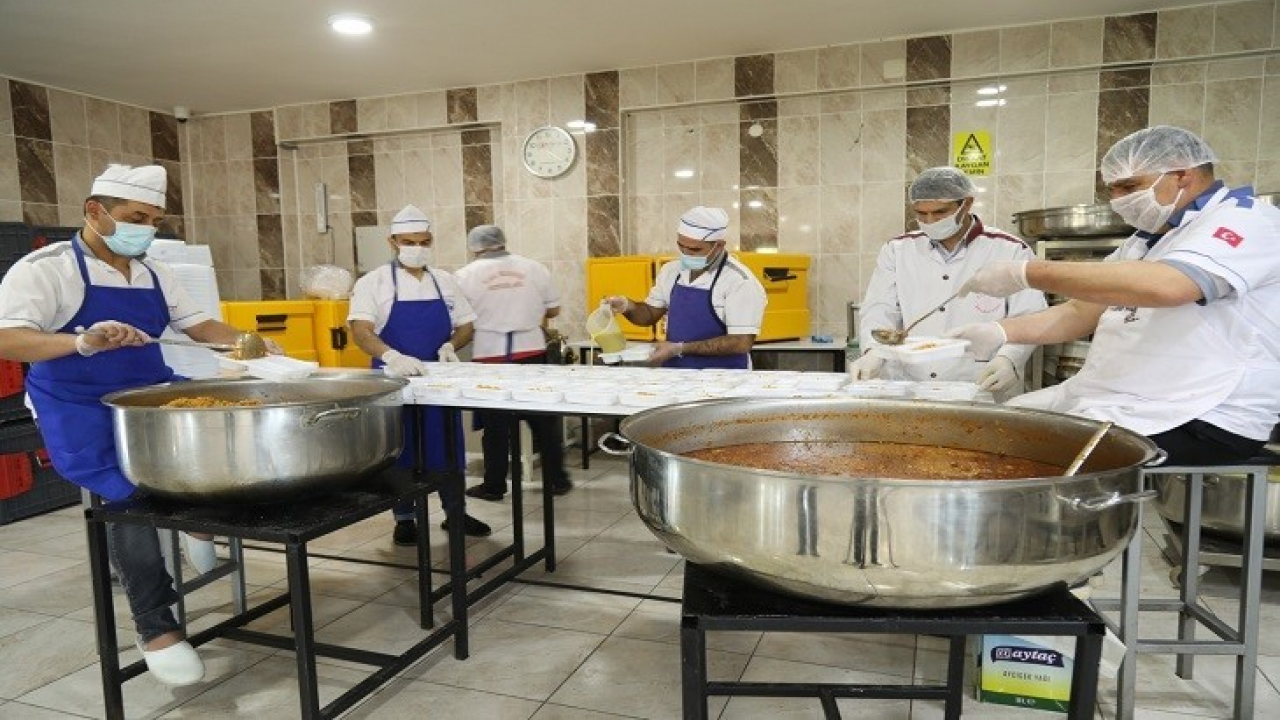 Elazığ Belediyesi'nden İhtiyaç Sahiplerine Sıcak Yemek