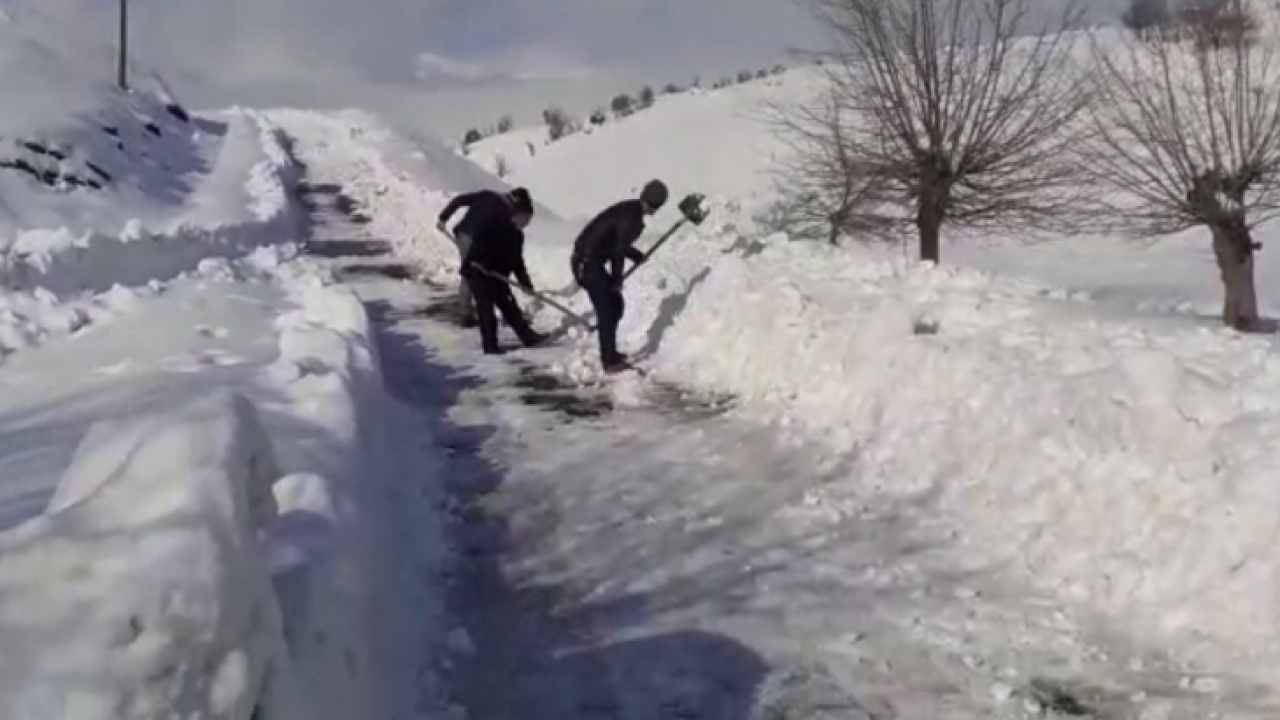 Kardan kapanan yolları köy sakinleri kendileri açtı