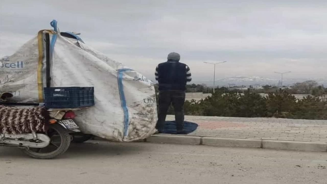 Kağıt toplayan adam montunun üzerinde namaz kıldı