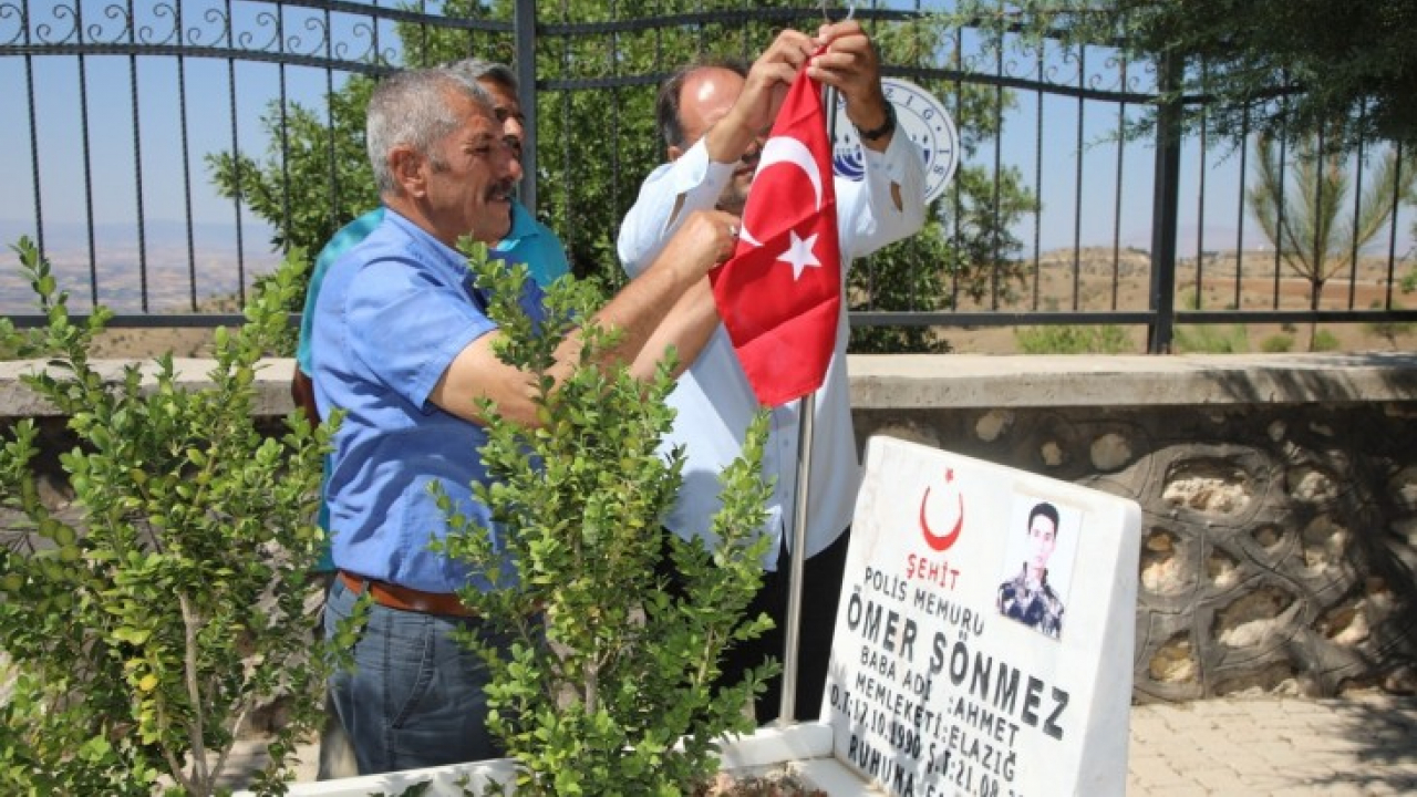 Elazığ'da 15 Temmuz öncesi şehit mezarlıkları temizlendi