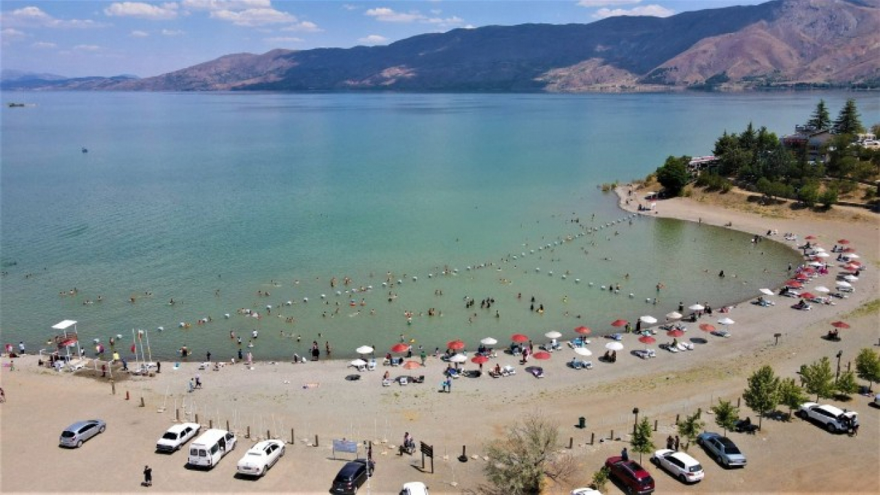 Doğu'nun gizli denizi 'Hazar Gölü' tatilcilerin akınına uğradı